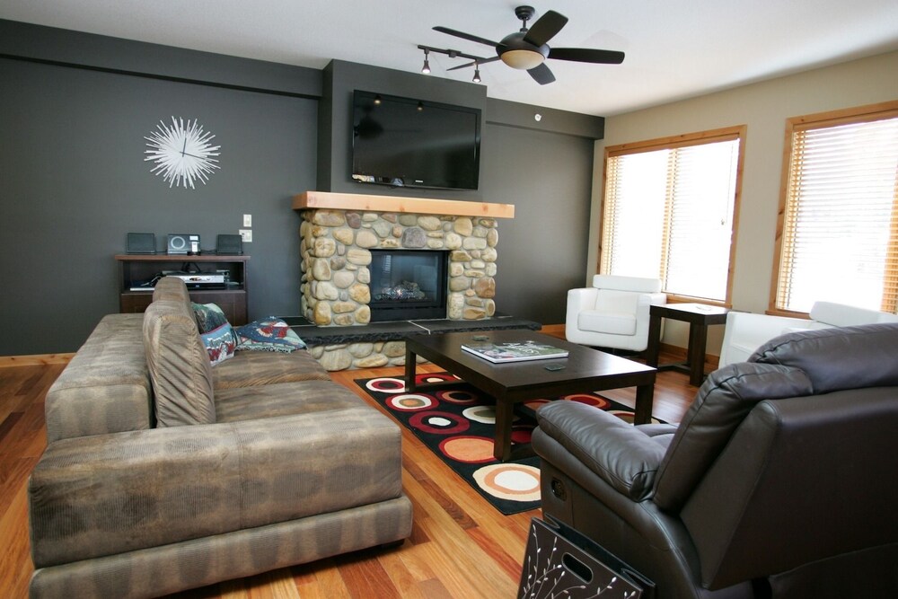 110 Three Bedroom KQQ - Living Room