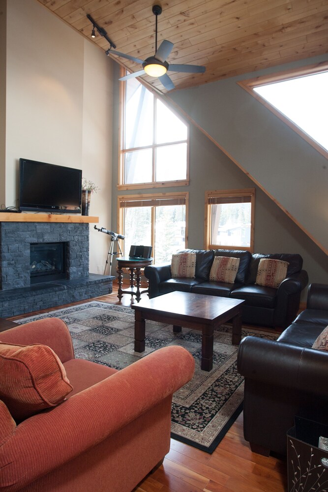 211 Grand Two Bedroom KQ - Living Room
