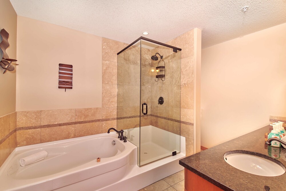 215 Three Bedroom KQQ - Bathroom