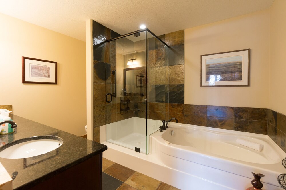 204 Two Bedroom KQ (Handicap Accessible) - Deep Soaking Bathtub