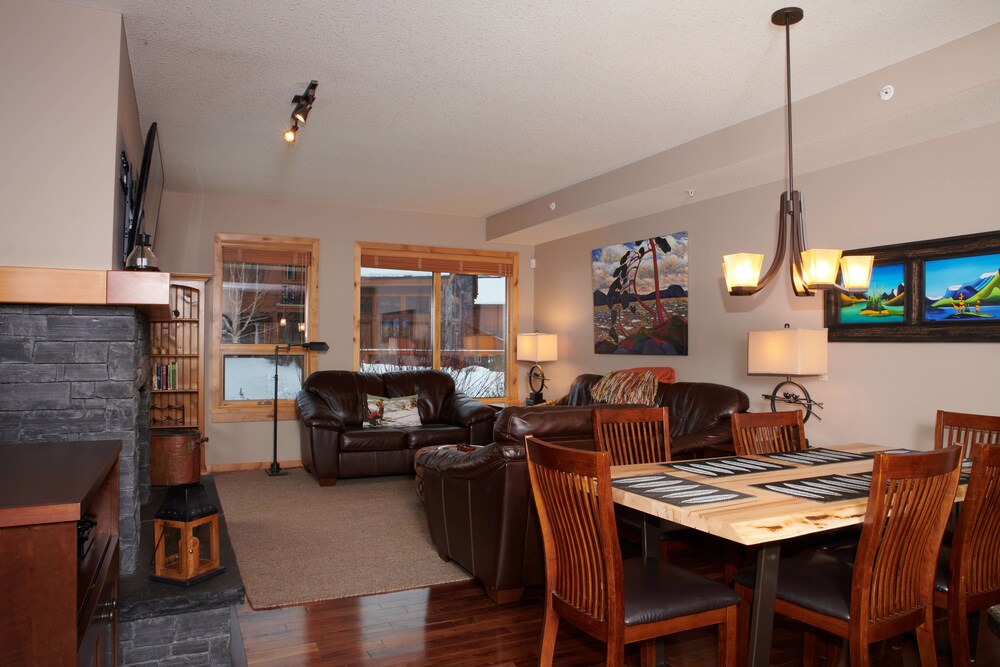 107 Two Bedroom KQ - Living Area