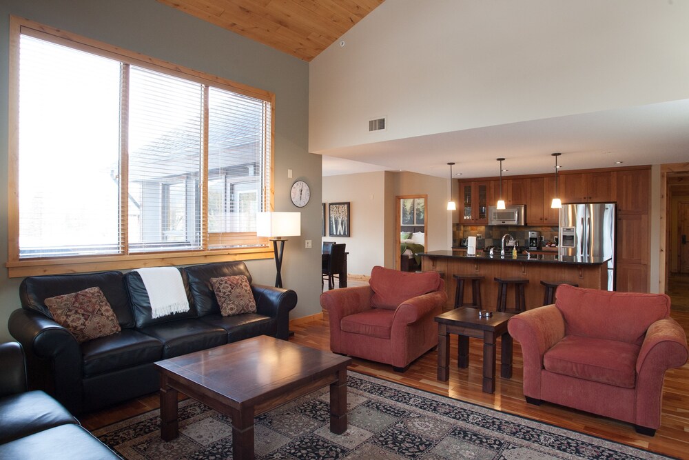 211 Grand Two Bedroom KQ - Living Room