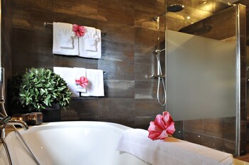 Deep Soaking Bathtub