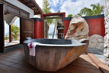 Deep Soaking Bathtub