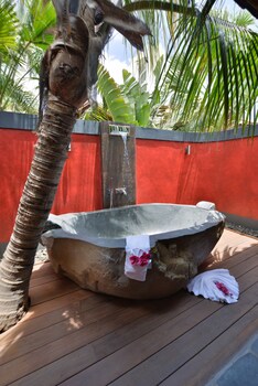 Deep Soaking Bathtub