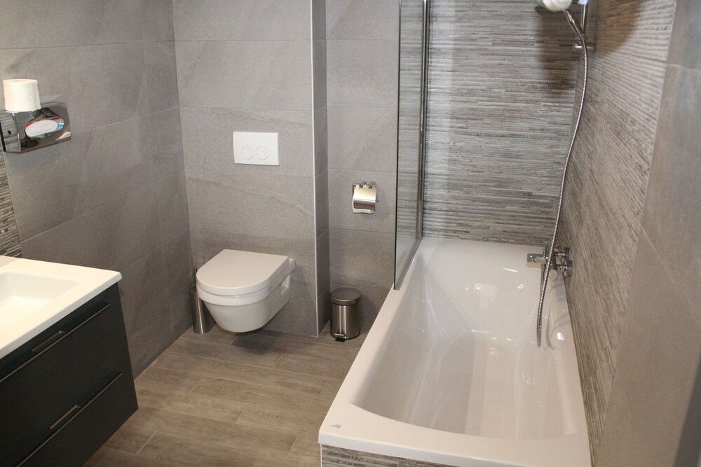 Deep Soaking Bathtub