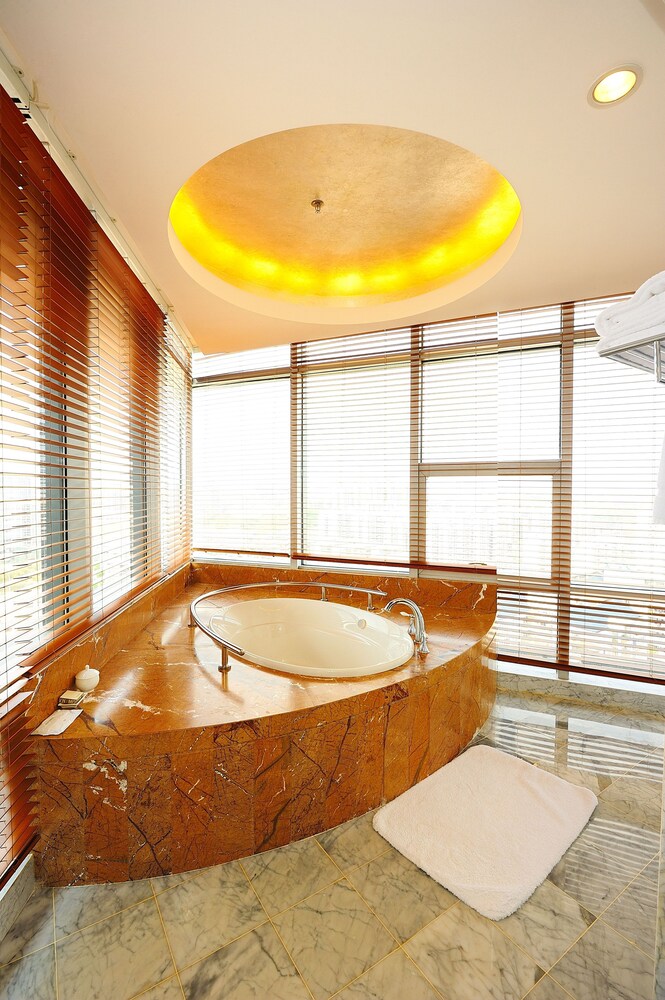 Deep Soaking Bathtub