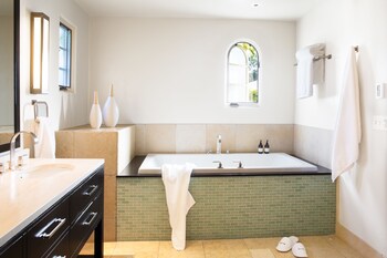 Deep Soaking Bathtub