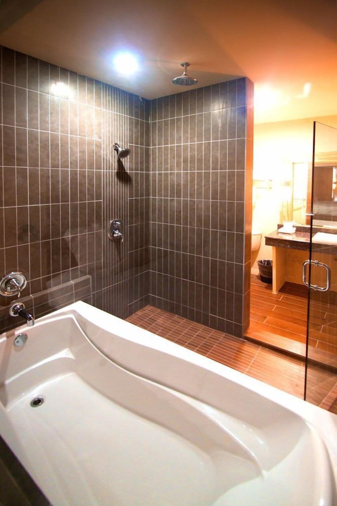 Deep Soaking Bathtub