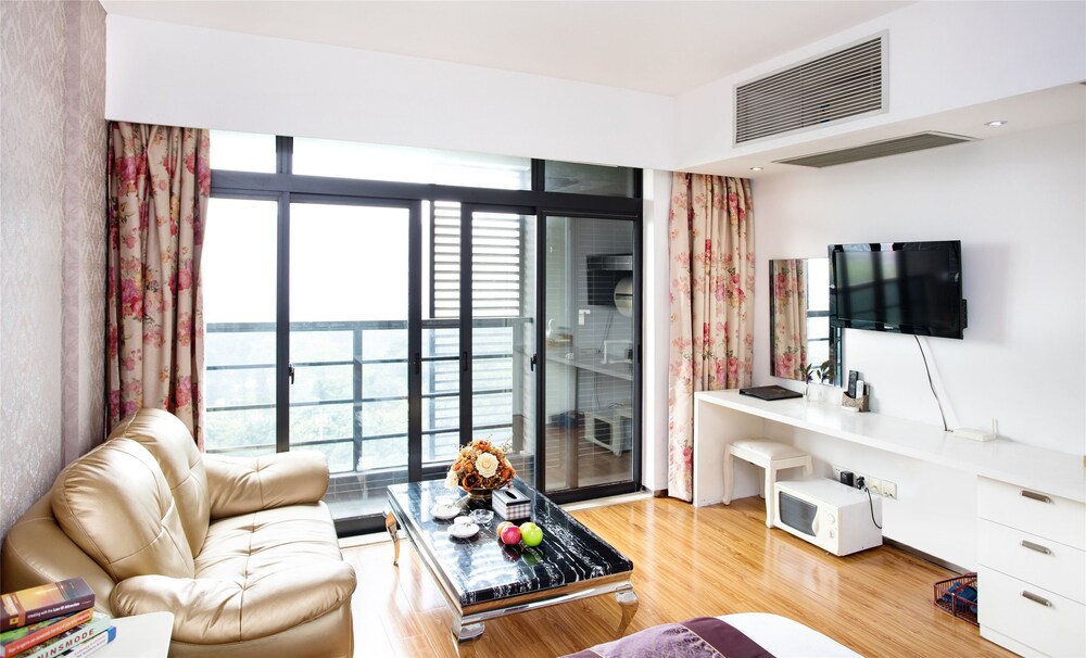 Deluxe Room, 1 King Bed - Living Area
