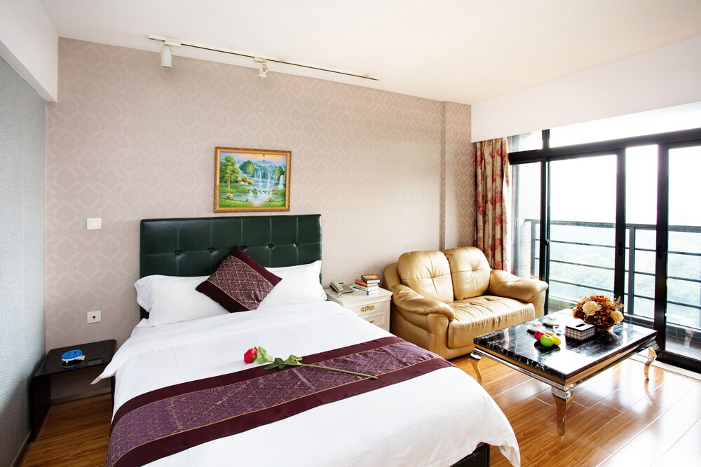 Deluxe Room, 1 King Bed - Guestroom