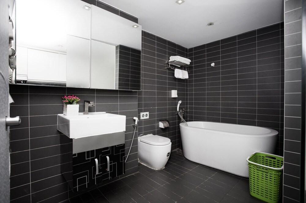 Deluxe Suite - Bathroom