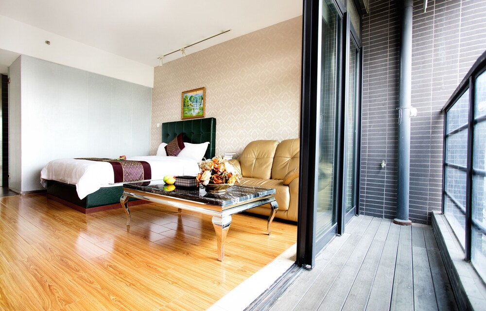 Deluxe Room, 1 King Bed - Guestroom