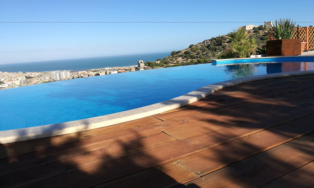 Piscine à débordement