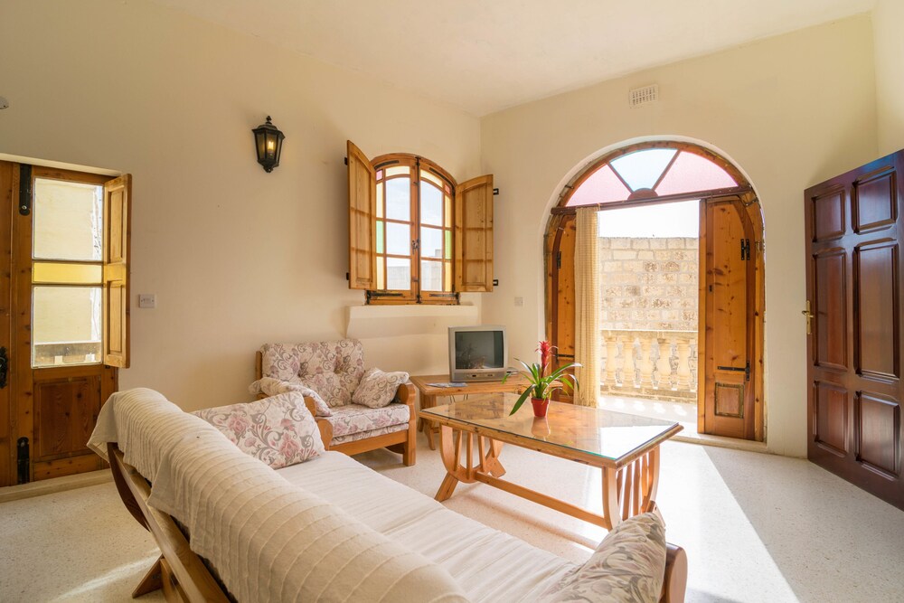 Standard Apartment, 1 Bedroom, Pool Access - Living Room