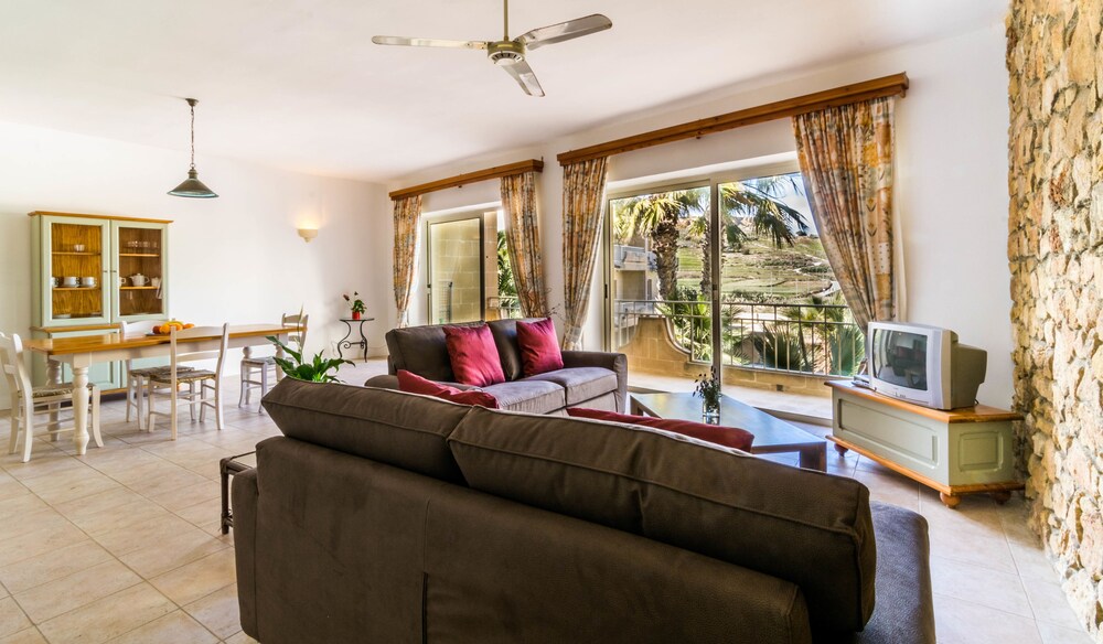 Standard Apartment, 2 Bedrooms, Pool Access - Living Area
