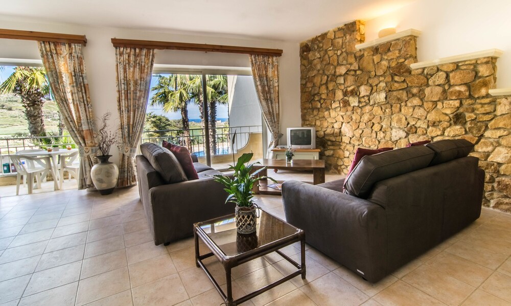 Standard Apartment, 2 Bedrooms, Pool Access - Living Area