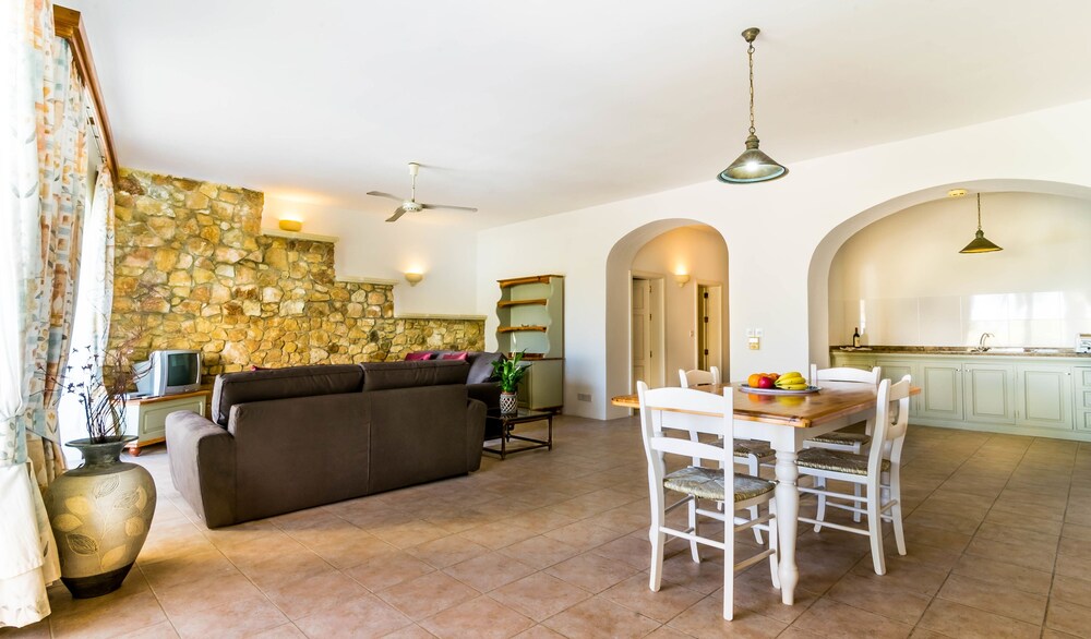Standard Apartment, 2 Bedrooms, Pool Access - Living Area