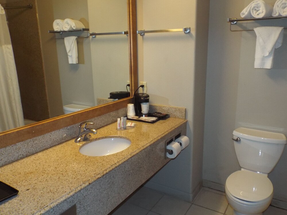 Bathroom, Baymont by Wyndham Columbus