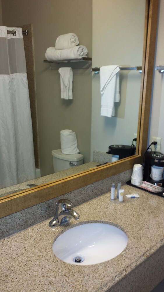 Bathroom, Baymont by Wyndham Columbus