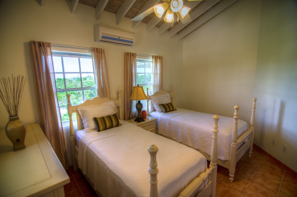 Deluxe Suite, 2 Bedrooms, Kitchen, Pool View - Guestroom