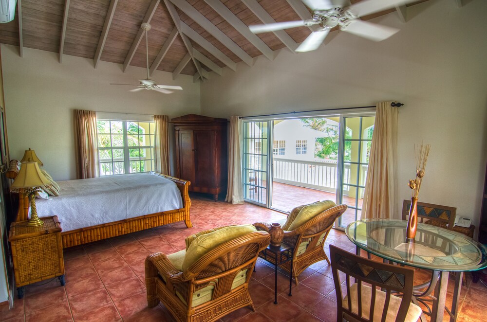 Standard Studio Suite, 1 Queen Bed, Kitchenette, Pool View - Guestroom