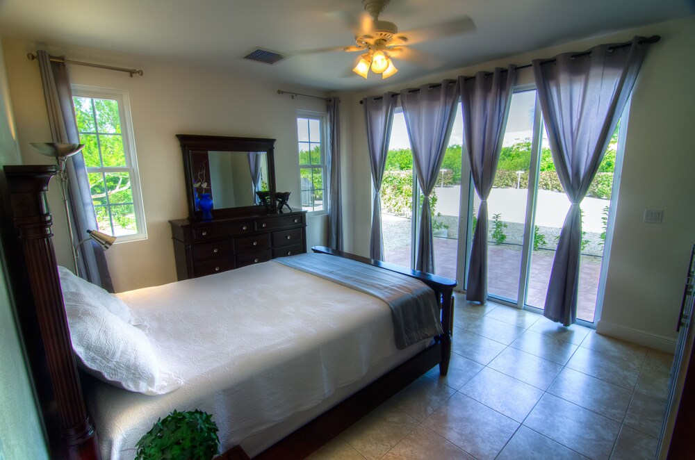 Signature Suite, 2 Bedrooms, Kitchen, Poolside - Guestroom