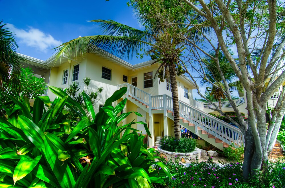 Deluxe Suite, 2 Bedrooms, Kitchen, Pool View - Garden