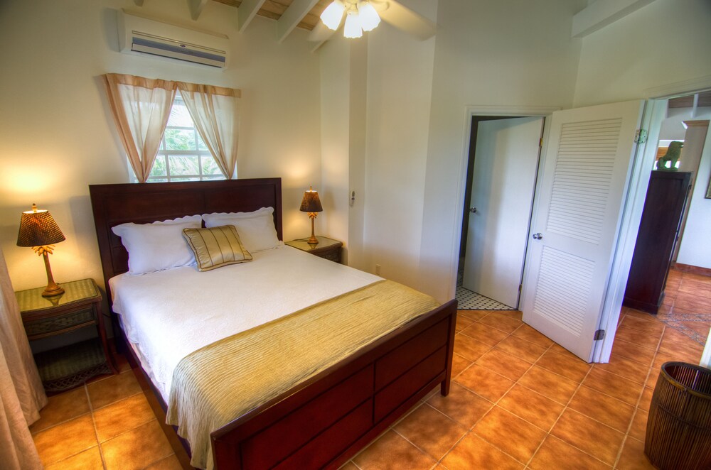 Deluxe Suite, 2 Bedrooms, Kitchen, Pool View - Guestroom