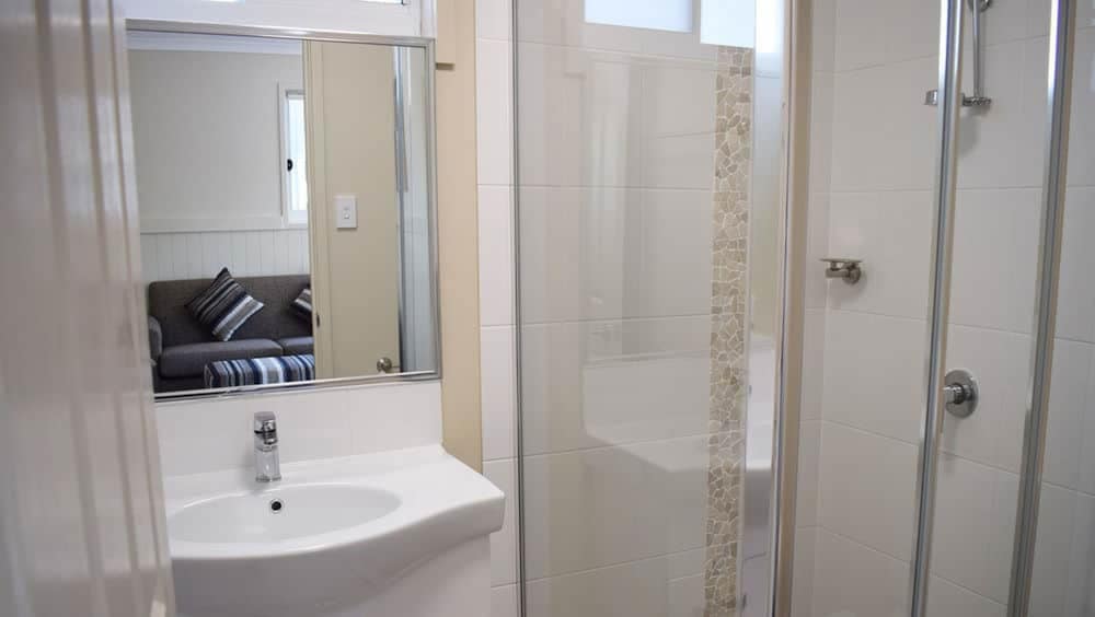 Courtside Family Cabin - Bathroom