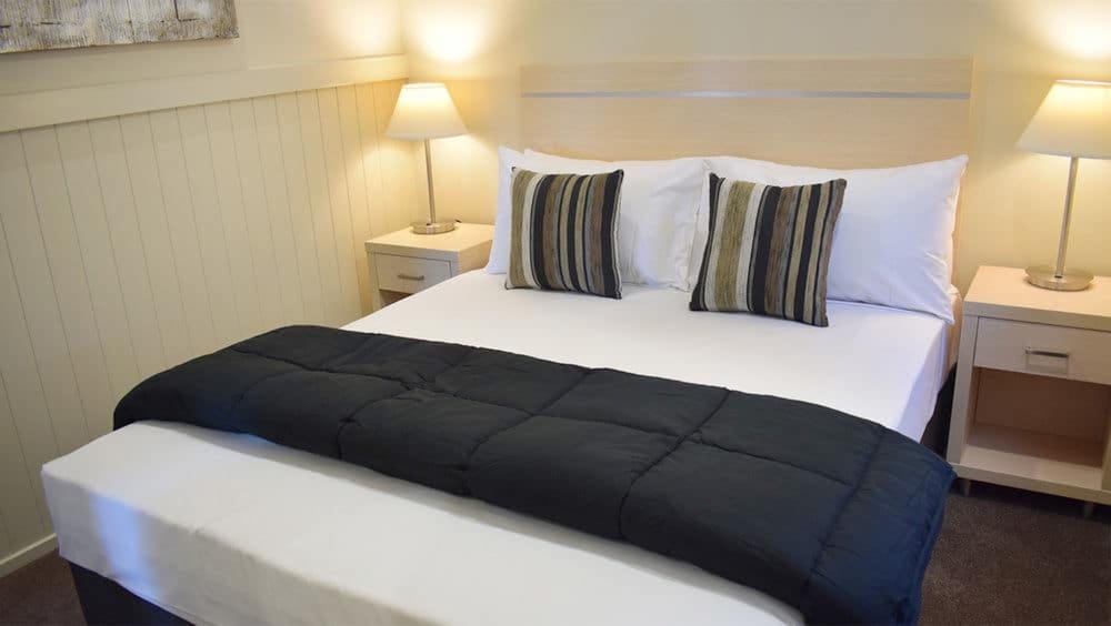 Courtside Family Cabin - Guestroom