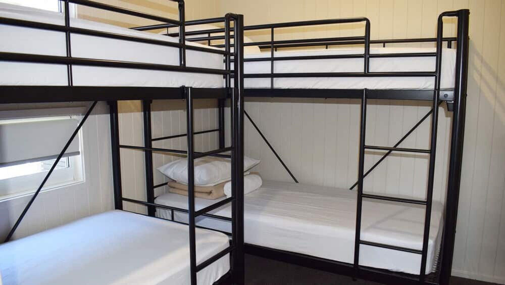 Courtside Family Cabin - Guestroom