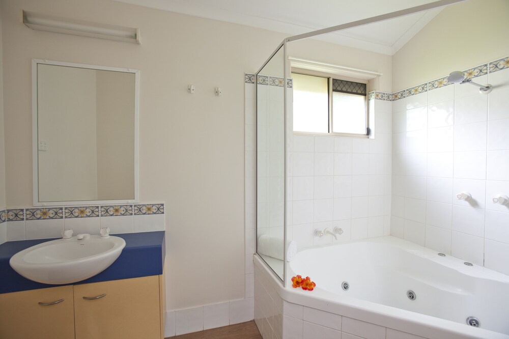 Poolside Spa Villa - Bathroom