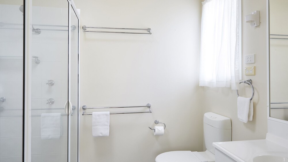 Condo (Clifftop Ocean) - Bathroom