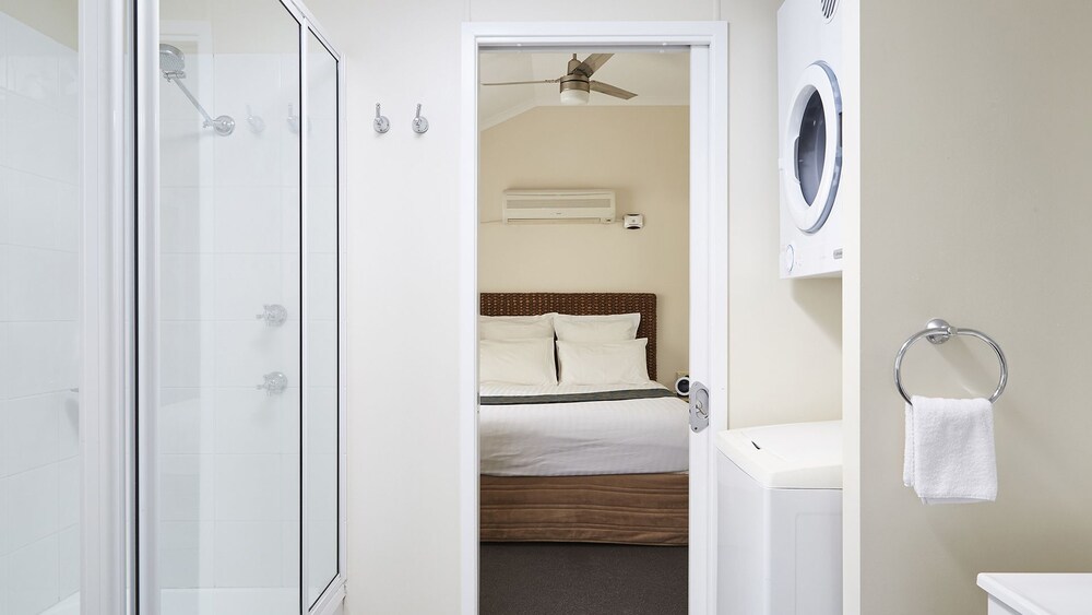 Condo (Clifftop Ocean) - Bathroom