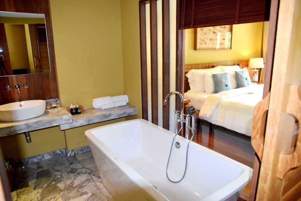 Grand Deluxe Pool Access - Guestroom