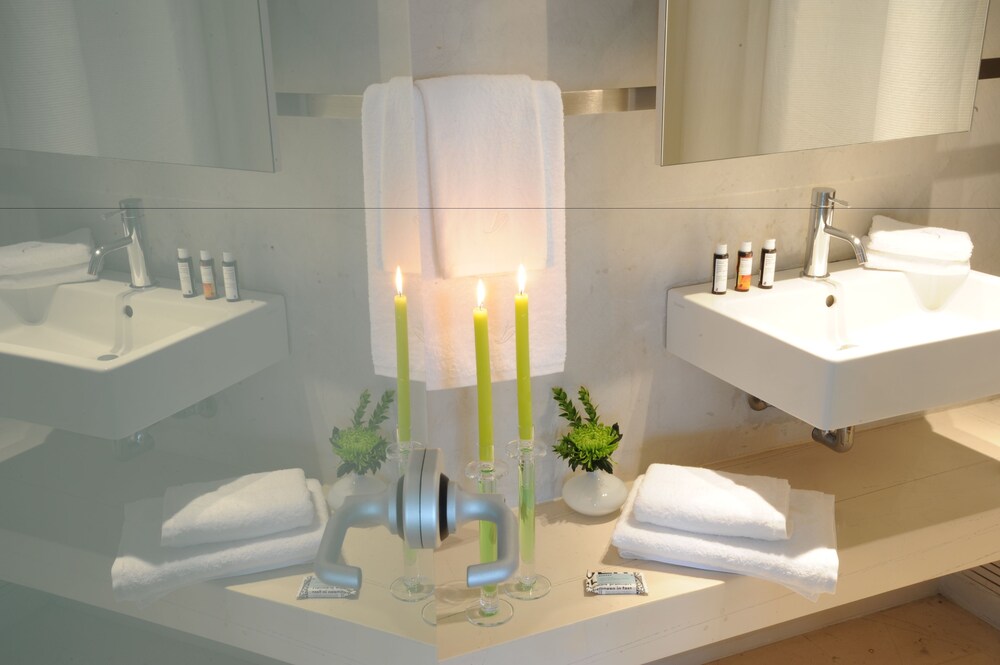 Family Suite - Bathroom