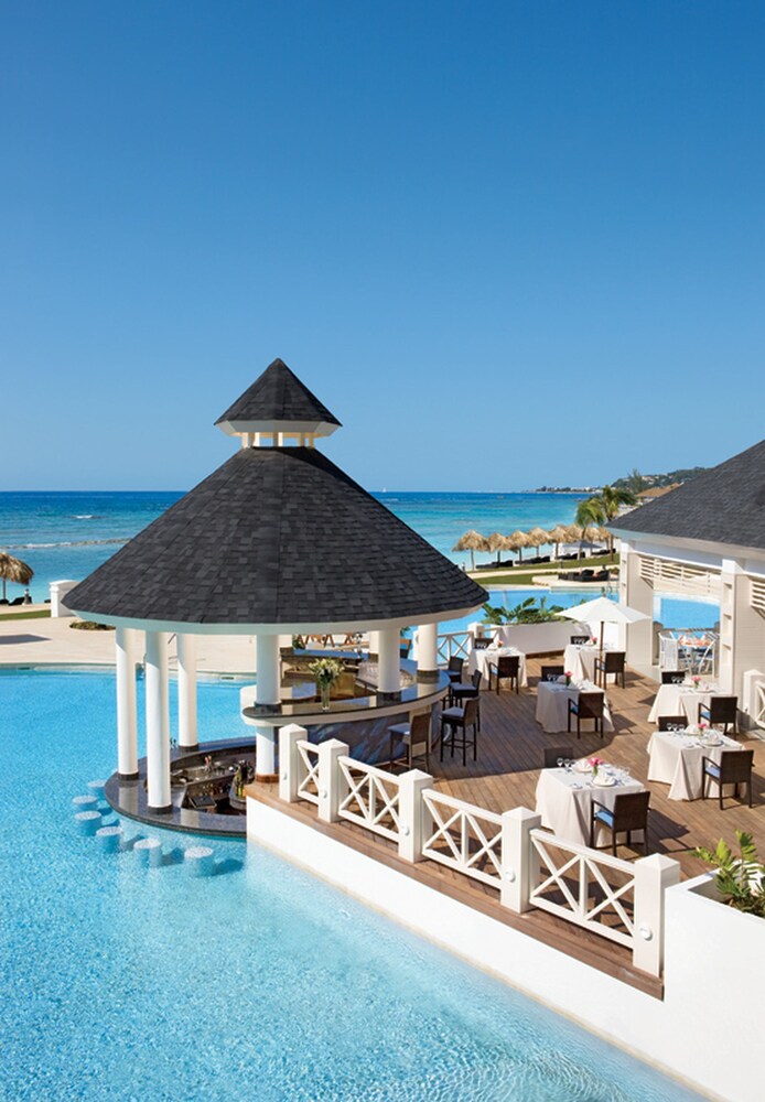 Poolside bar, Secrets Wild Orchid Montego Bay - Luxury - Adults Only - All Inclusive