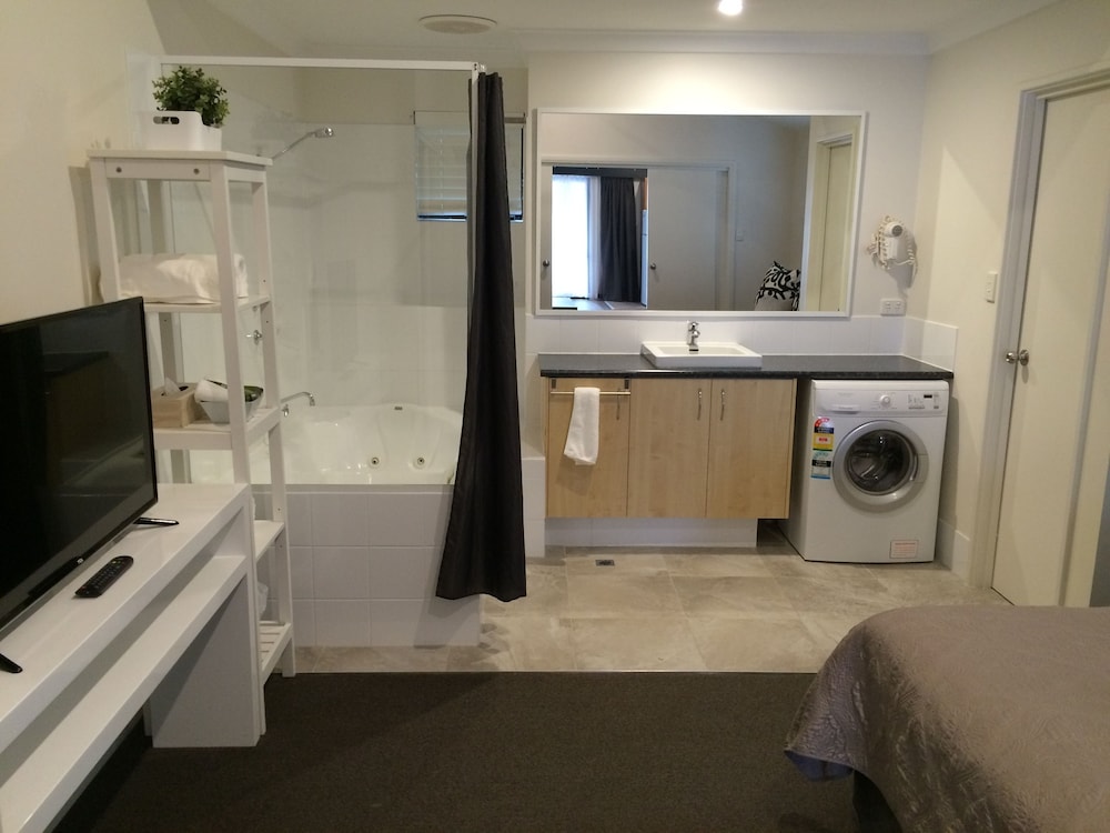 Studio Spa (Roadside) - Bathroom