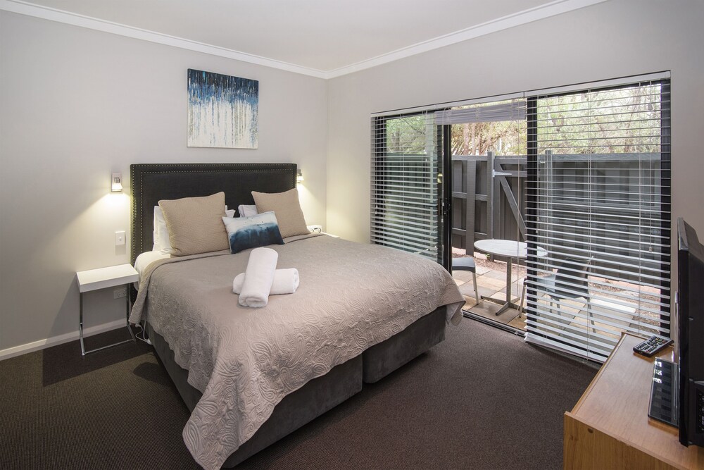 Apartment with Balcony (roadside) - Guestroom