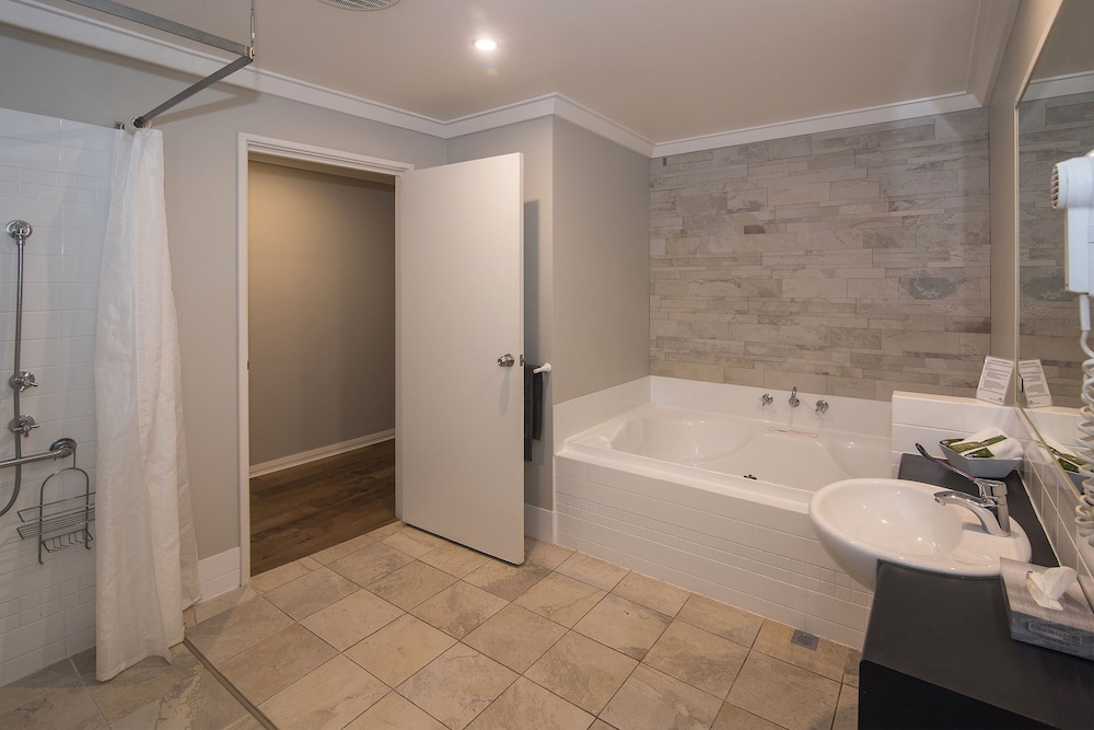 Studio Spa Special Access (Roadside) - Bathroom