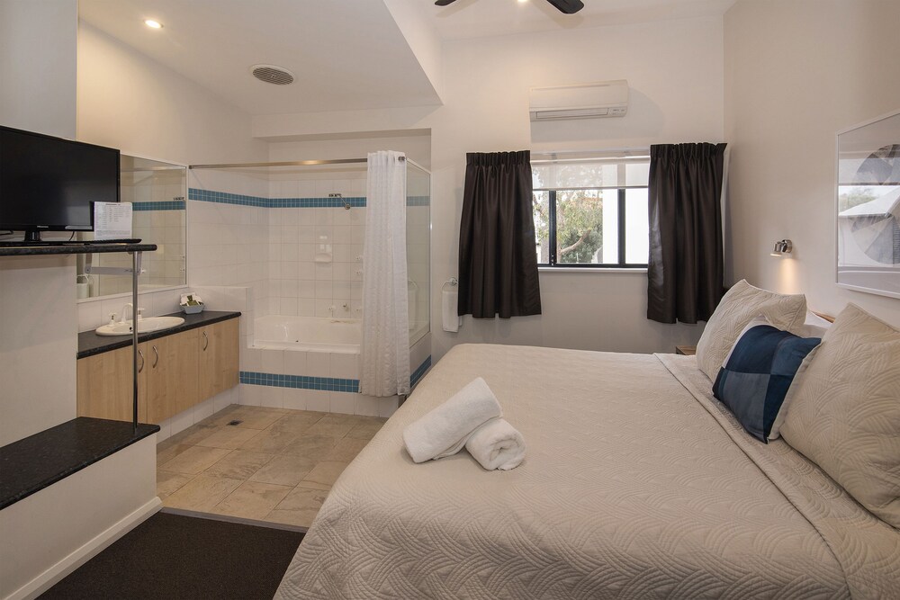 Two Bedroom Two Spa Apartment - Bathroom