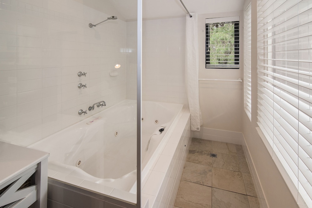 One bedroom Spa Apartment - Bathroom