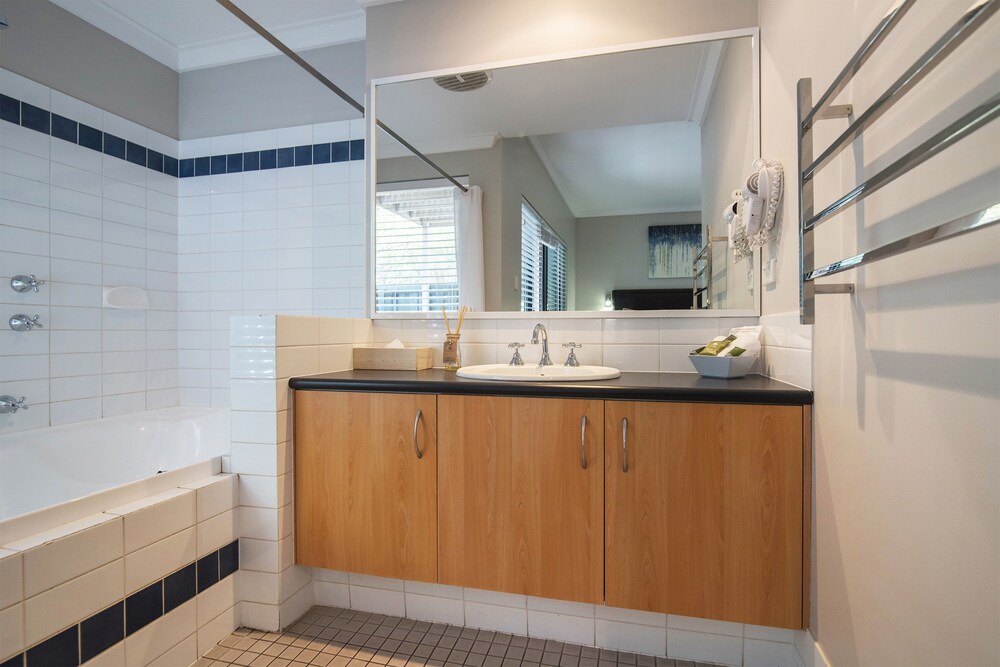 Apartment with Balcony (roadside) - Bathroom
