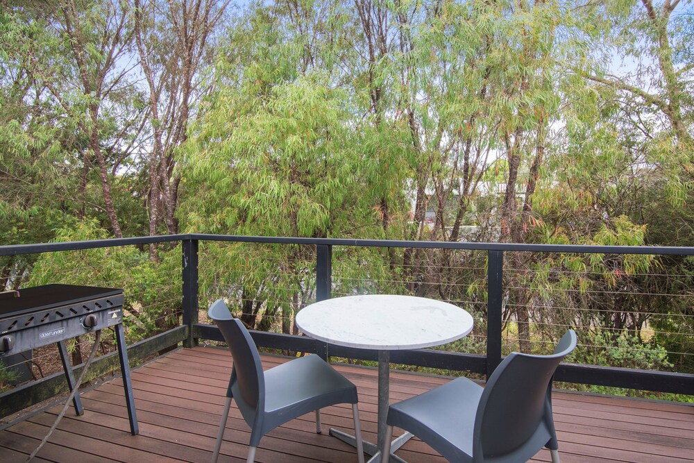 Apartment with Balcony (roadside) - Balcony