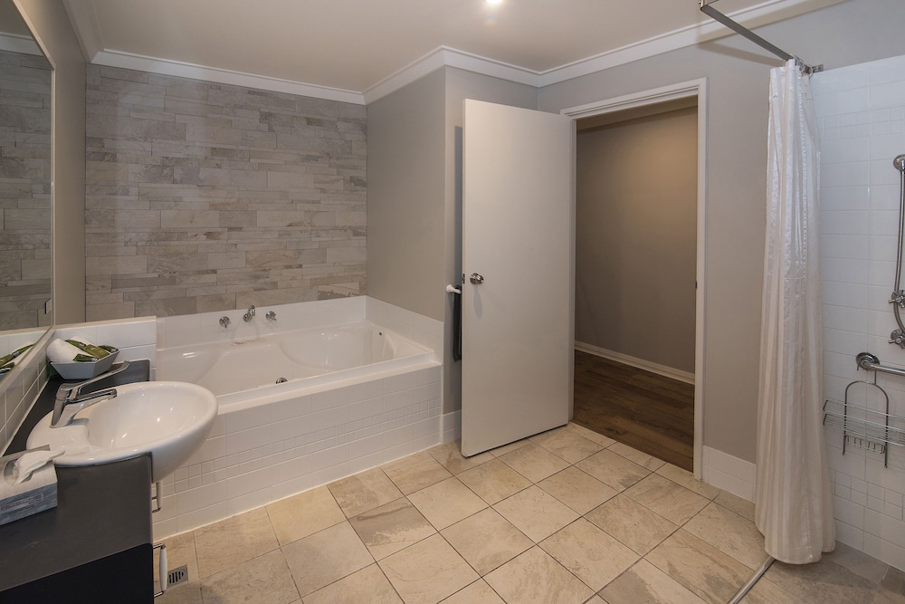 Studio Spa Special Access (Roadside) - Bathroom