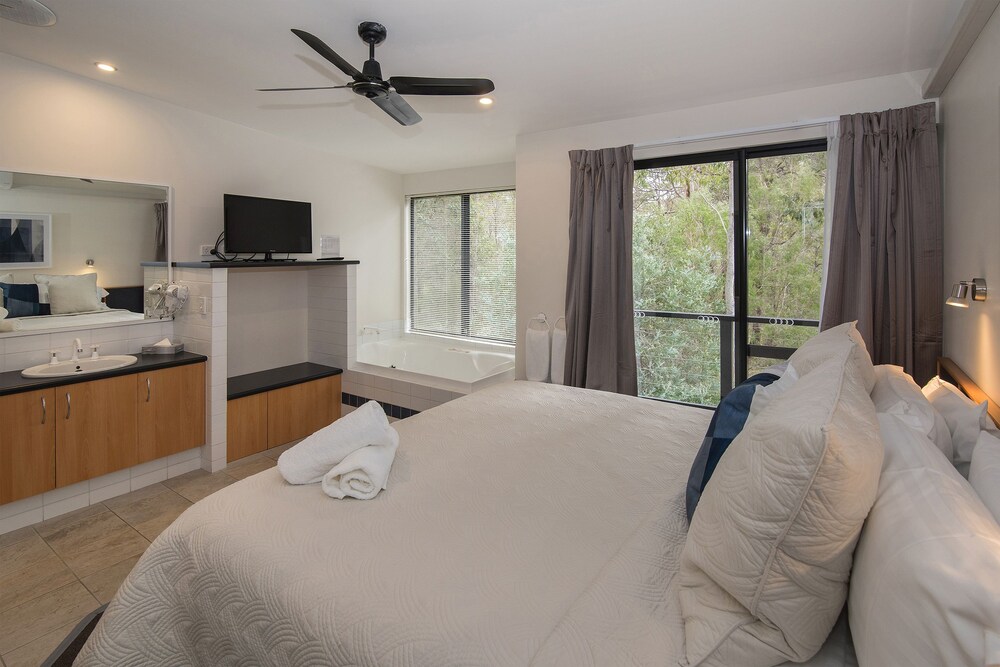 Two Bedroom Two Spa Apartment - Guestroom