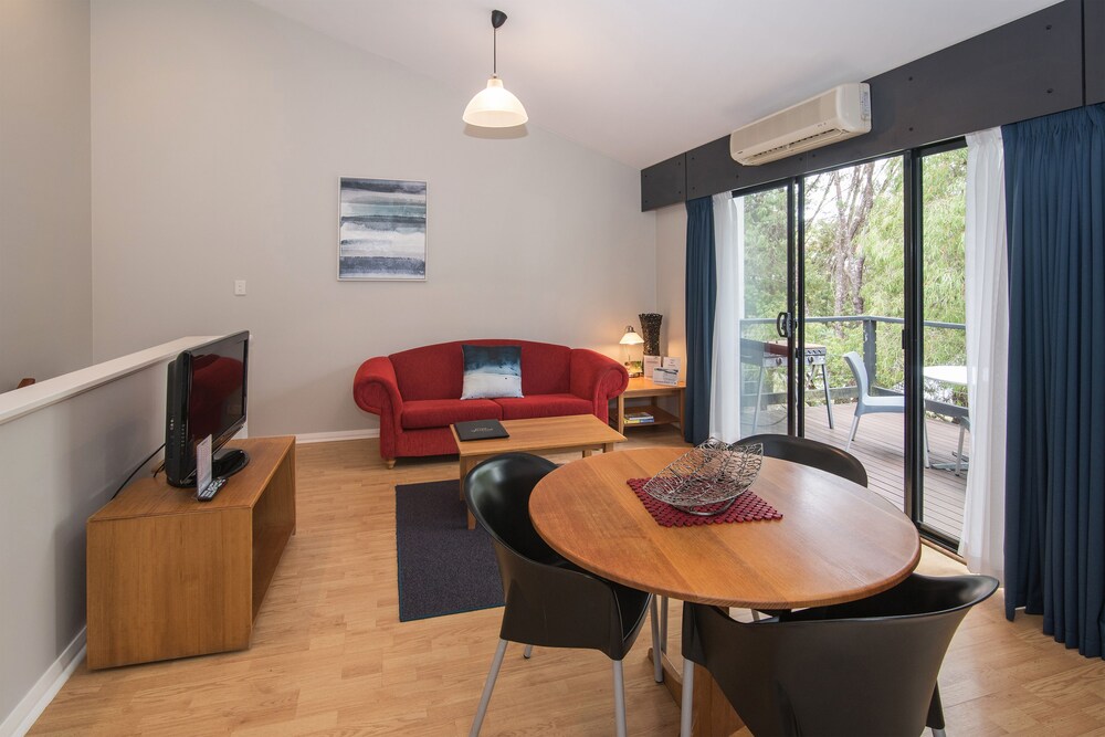 Apartment with Balcony (roadside) - In-Room Dining
