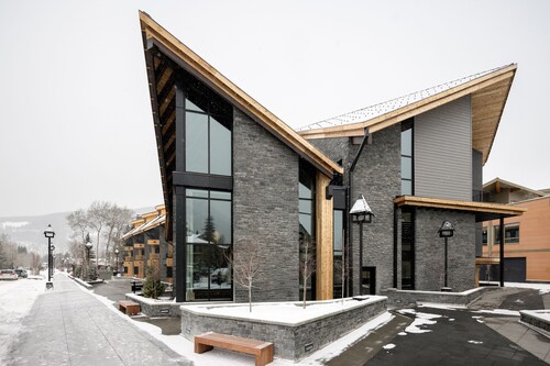 Peaks Hotel and Suites