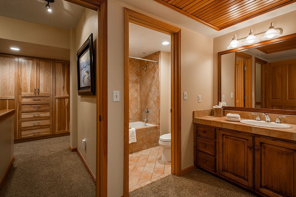 욕실 (Deluxe 2-bedroom condominium with spa)